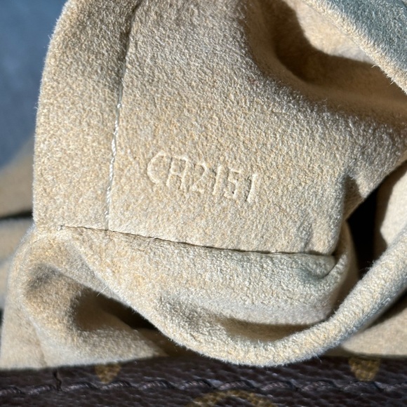 100% AUTHENTIC Louis Vuitton Monogram
Artsy MM Hobo Shoulder Handbag - Picture 11 of 11